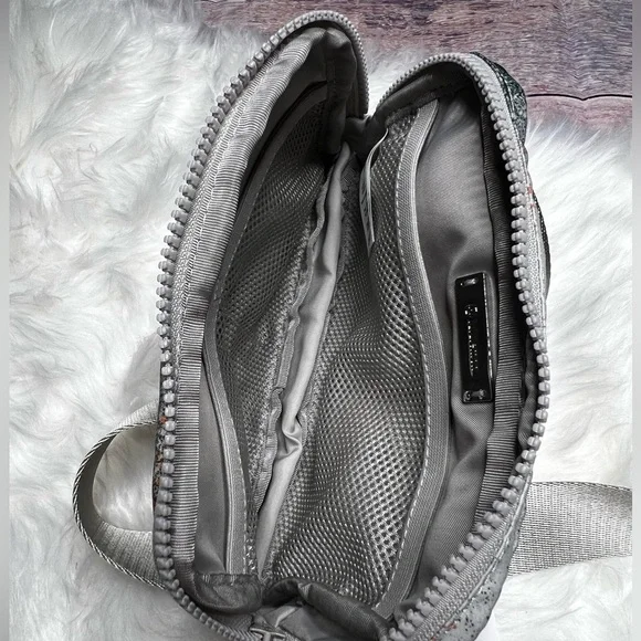 NWT | lululemon Everywhere Belt Bag | Spray Camo Mini Silver Blue - Picture 4 of 4